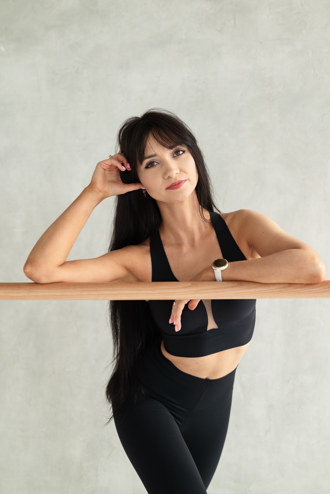 Karolina przy poręczy — Kick the Barre